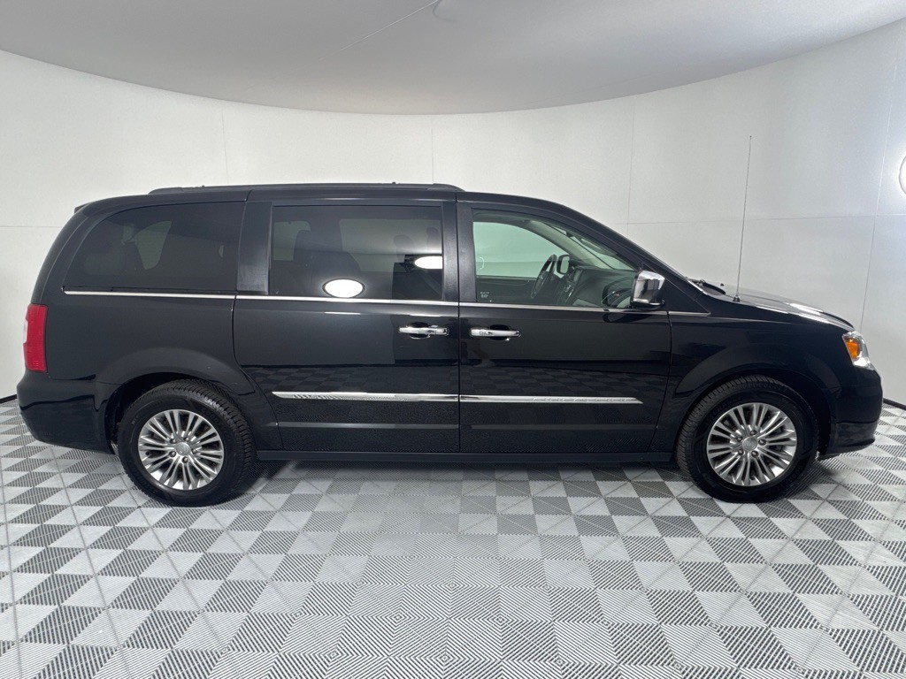 2016 Chrysler Town & Country Image 4