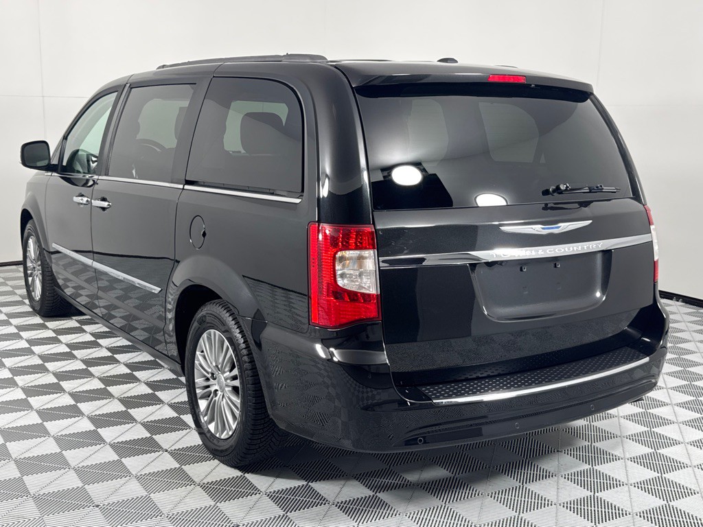 2016 Chrysler Town & Country Image 6