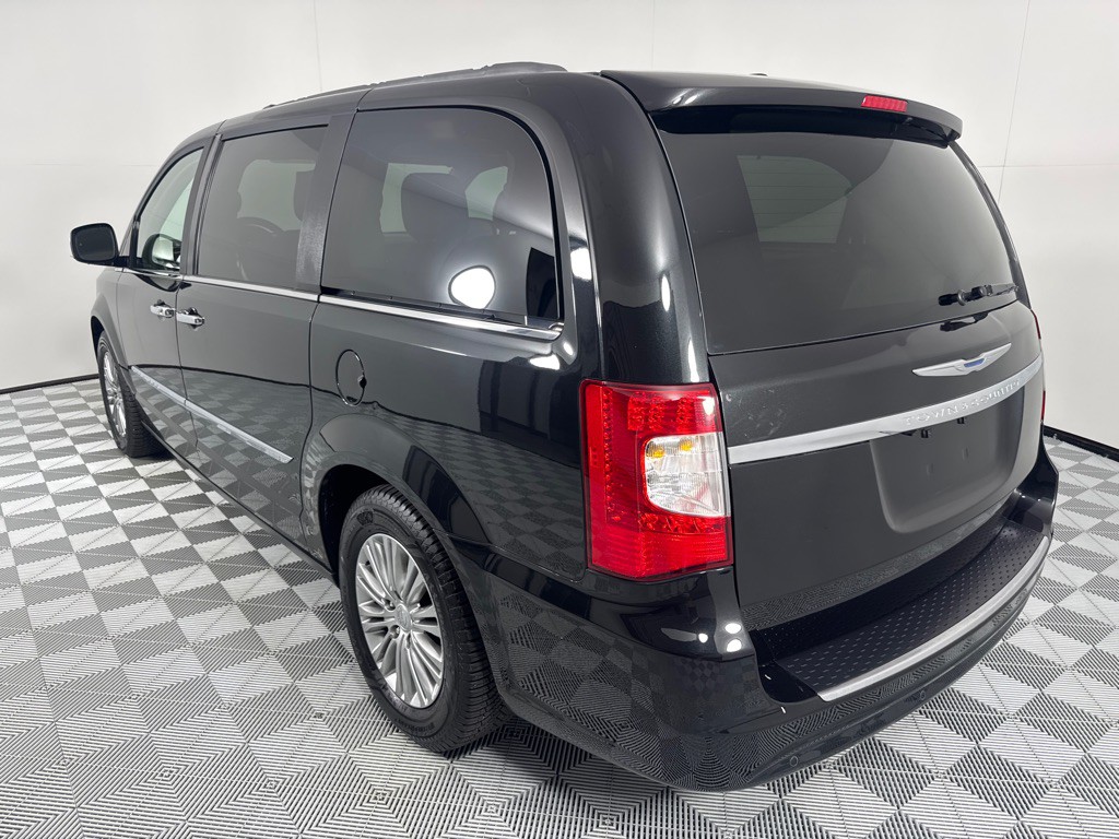 2016 Chrysler Town & Country Image 7