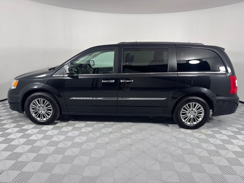 2016 Chrysler Town & Country Image 8
