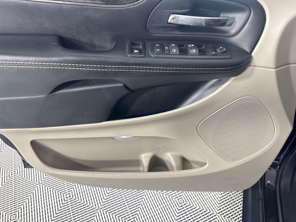2016 Chrysler Town & Country Image 12