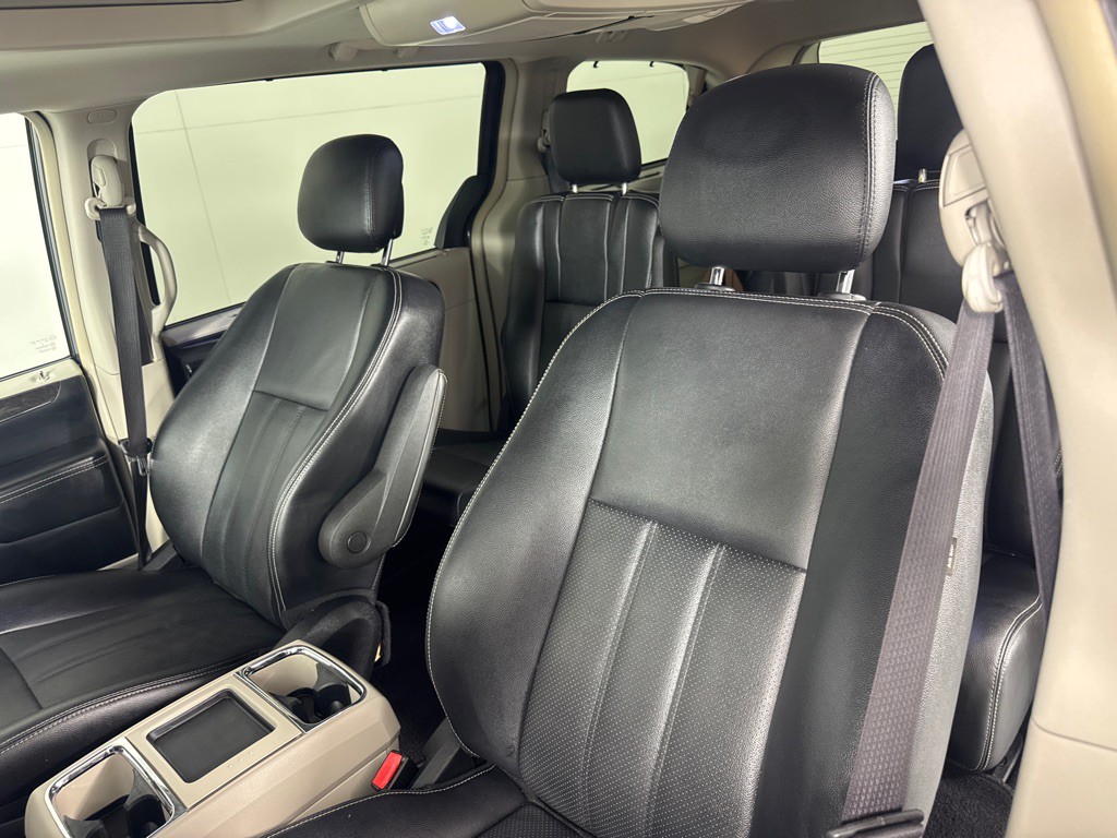 2016 Chrysler Town & Country Image 13