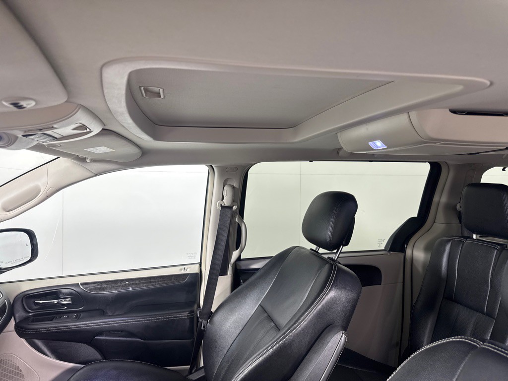 2016 Chrysler Town & Country Image 14