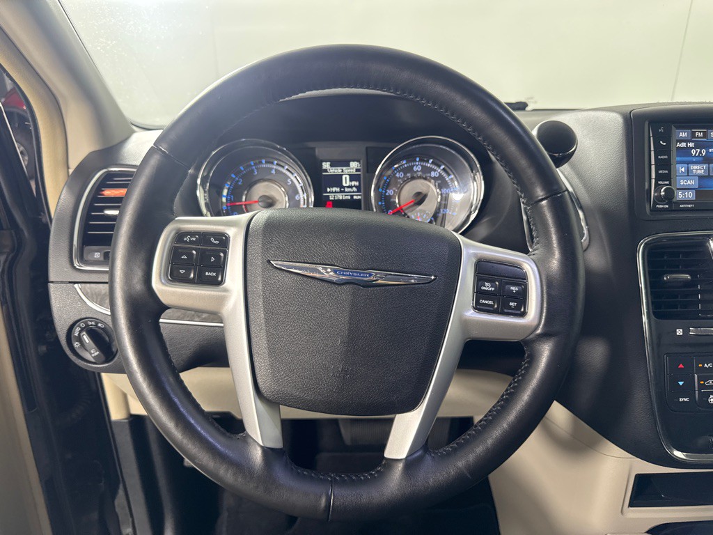 2016 Chrysler Town & Country Image 16
