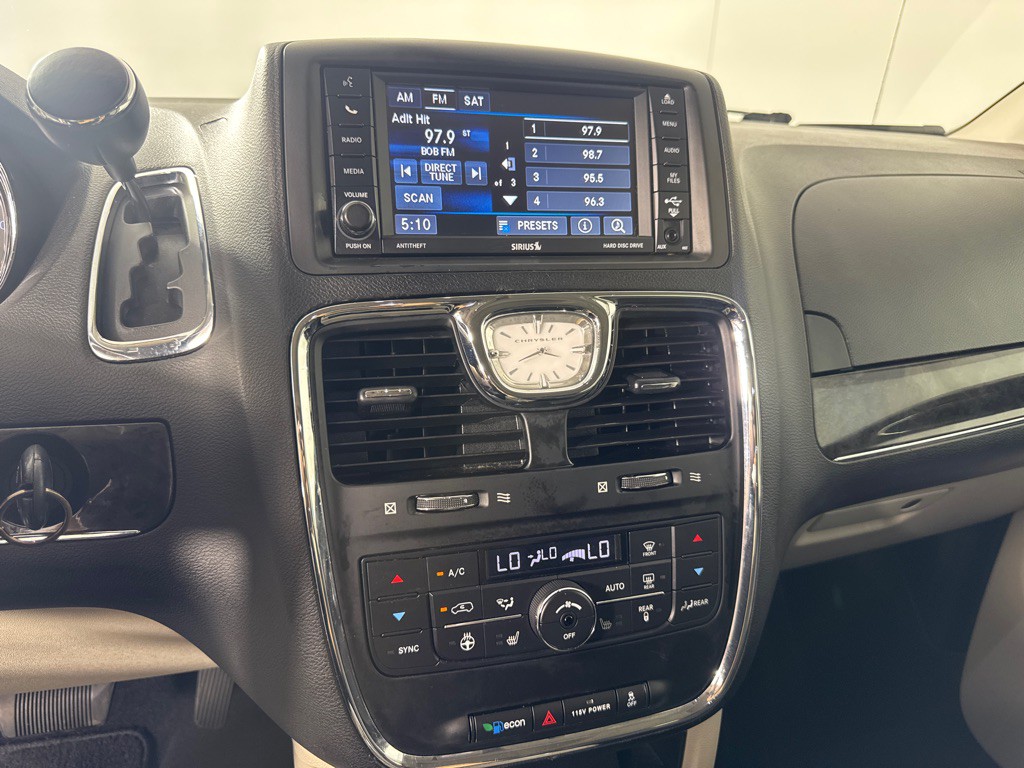 2016 Chrysler Town & Country Image 17