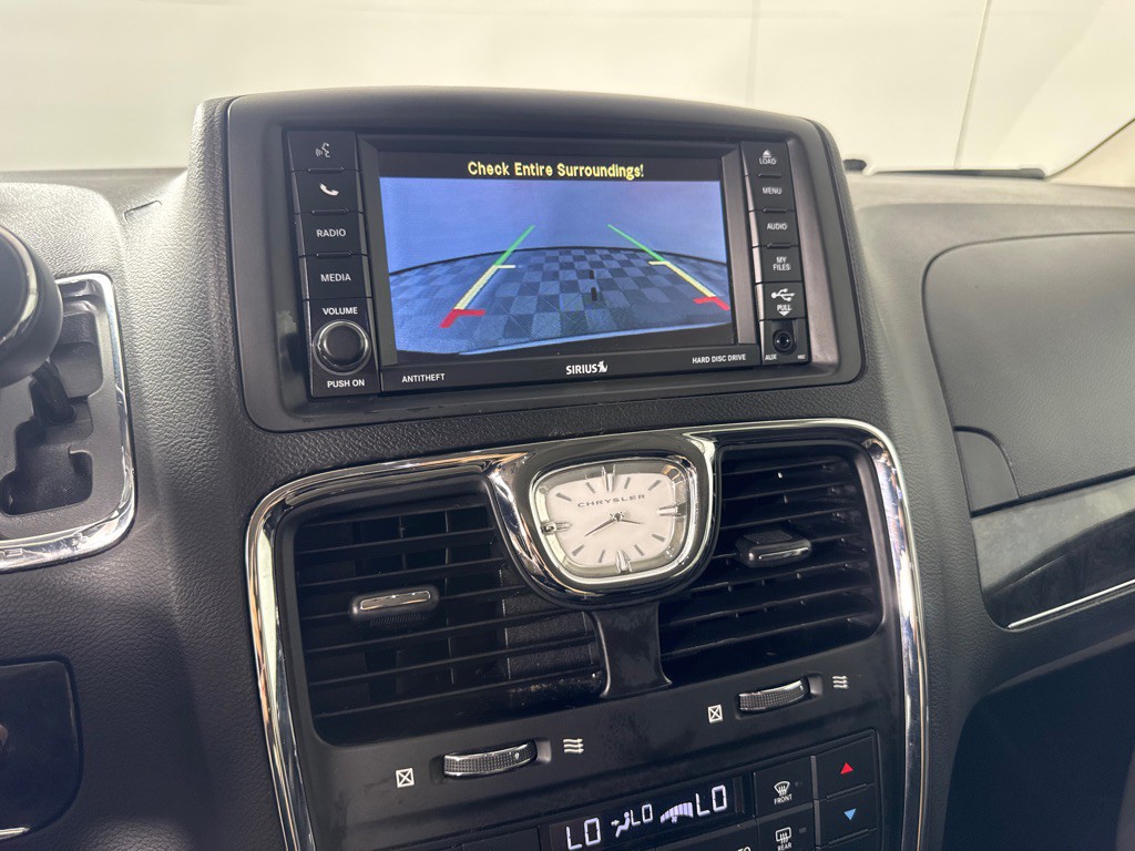 2016 Chrysler Town & Country Image 18