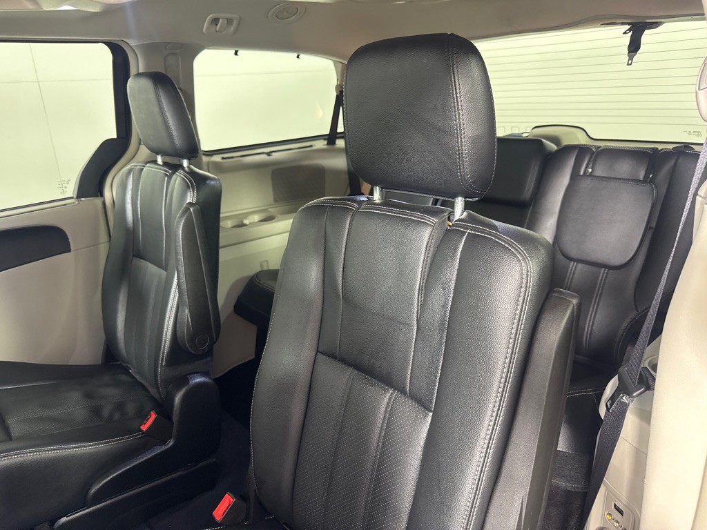 2016 Chrysler Town & Country Image 20