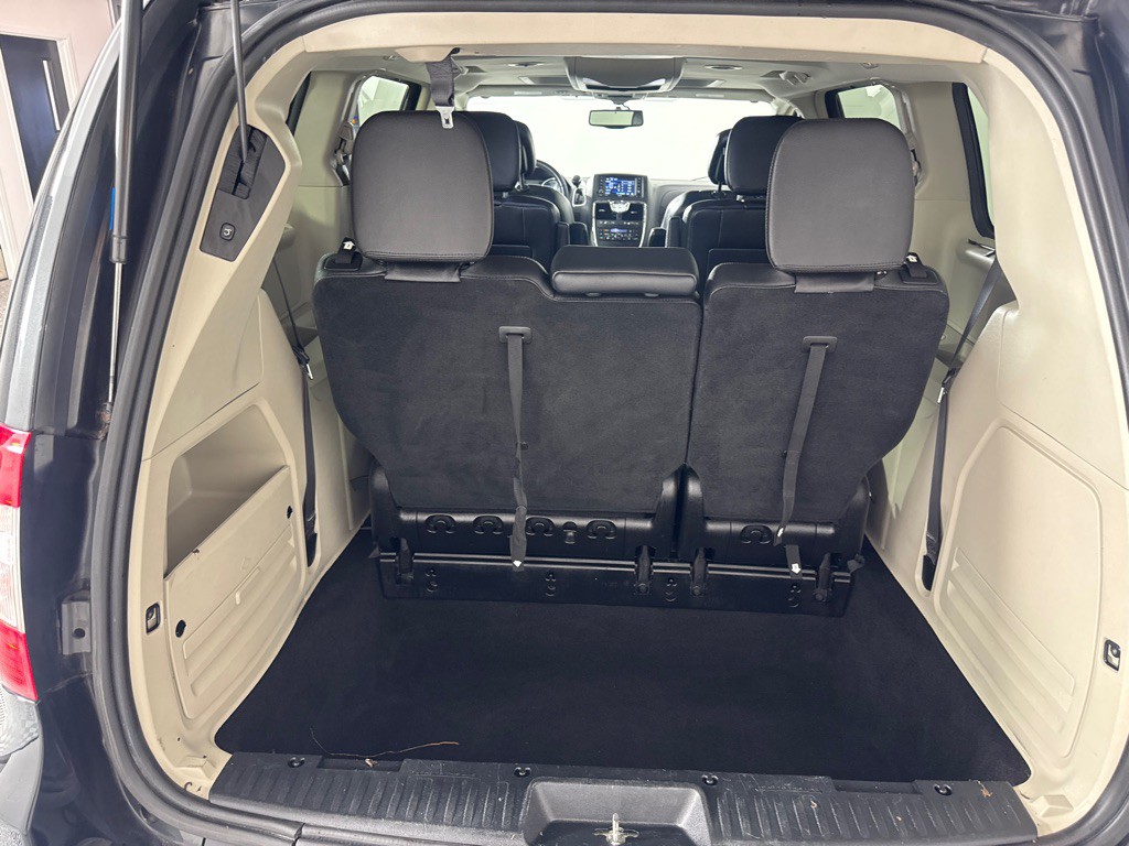 2016 Chrysler Town & Country Image 22