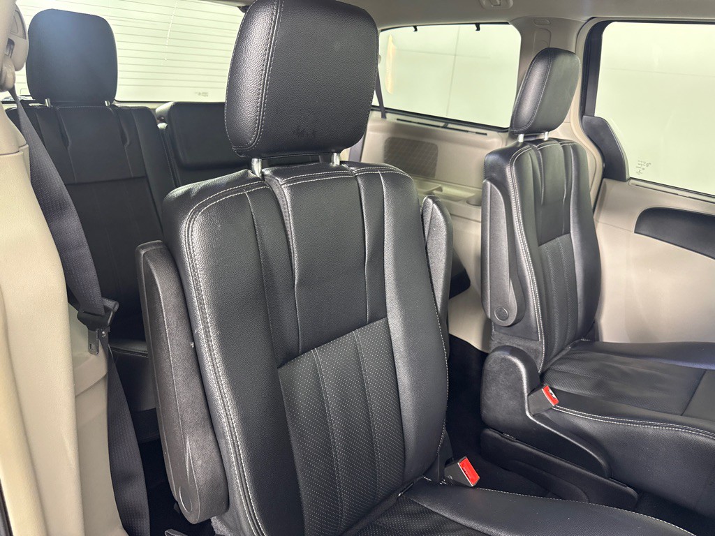 2016 Chrysler Town & Country Image 24