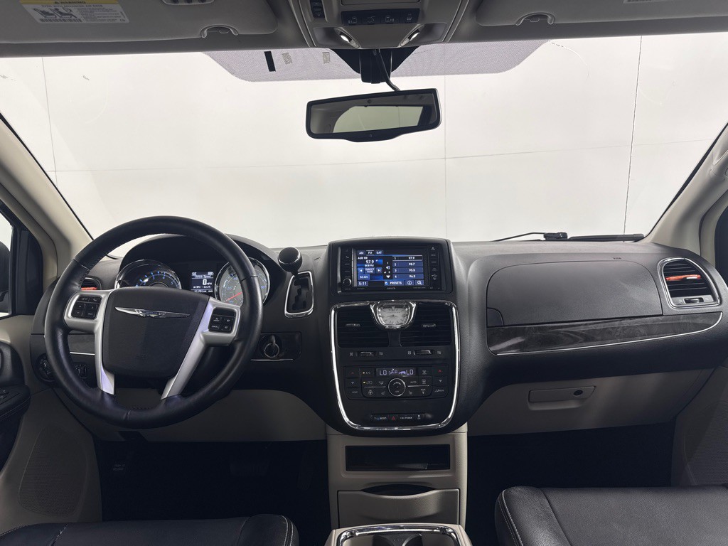 2016 Chrysler Town & Country Image 25