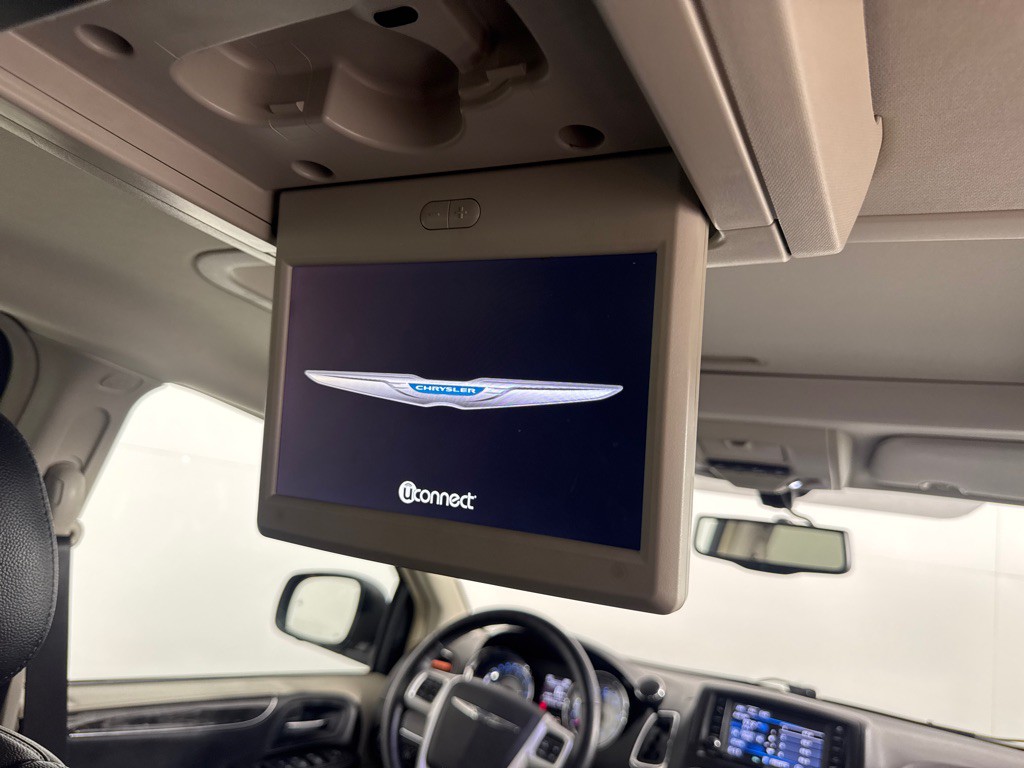 2016 Chrysler Town & Country Image 26