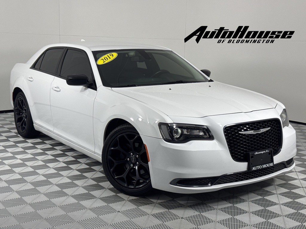 2019 Chrysler 300 Image 1