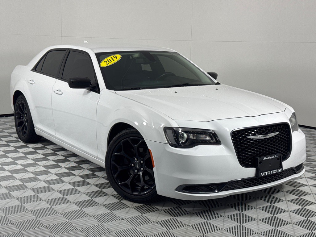 2019 Chrysler 300 Image 2