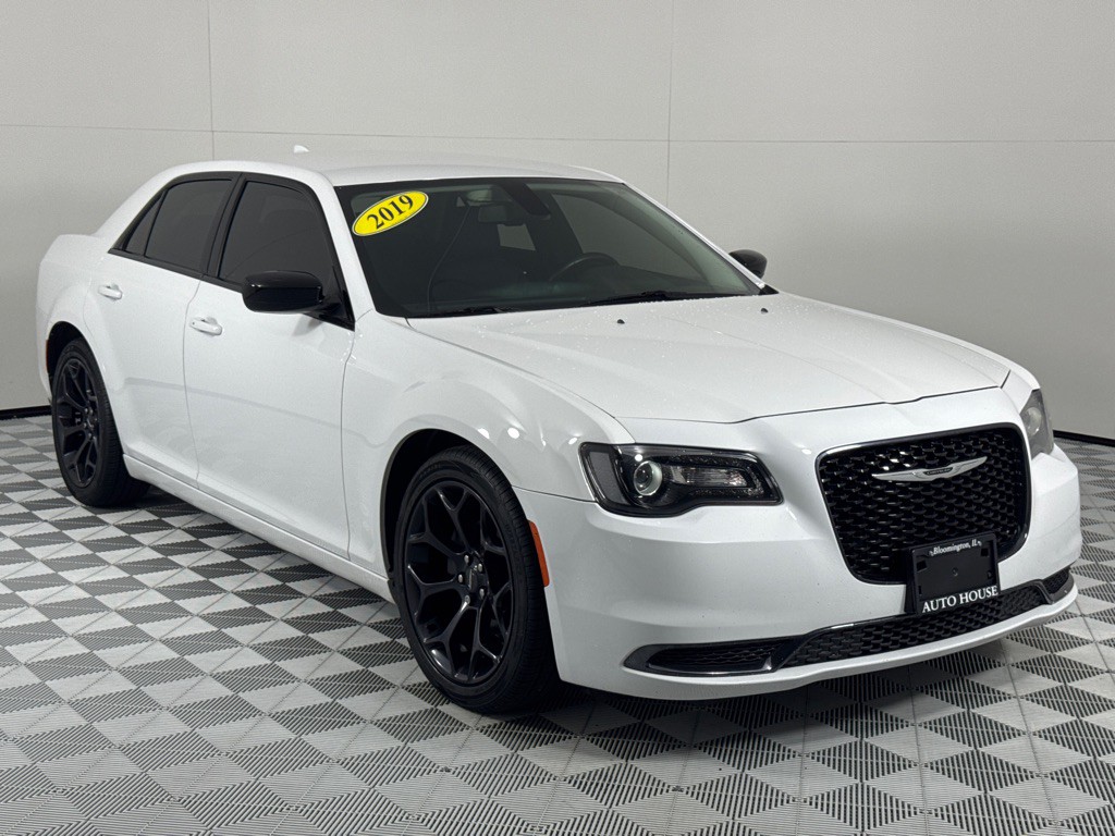 2019 Chrysler 300 Image 3