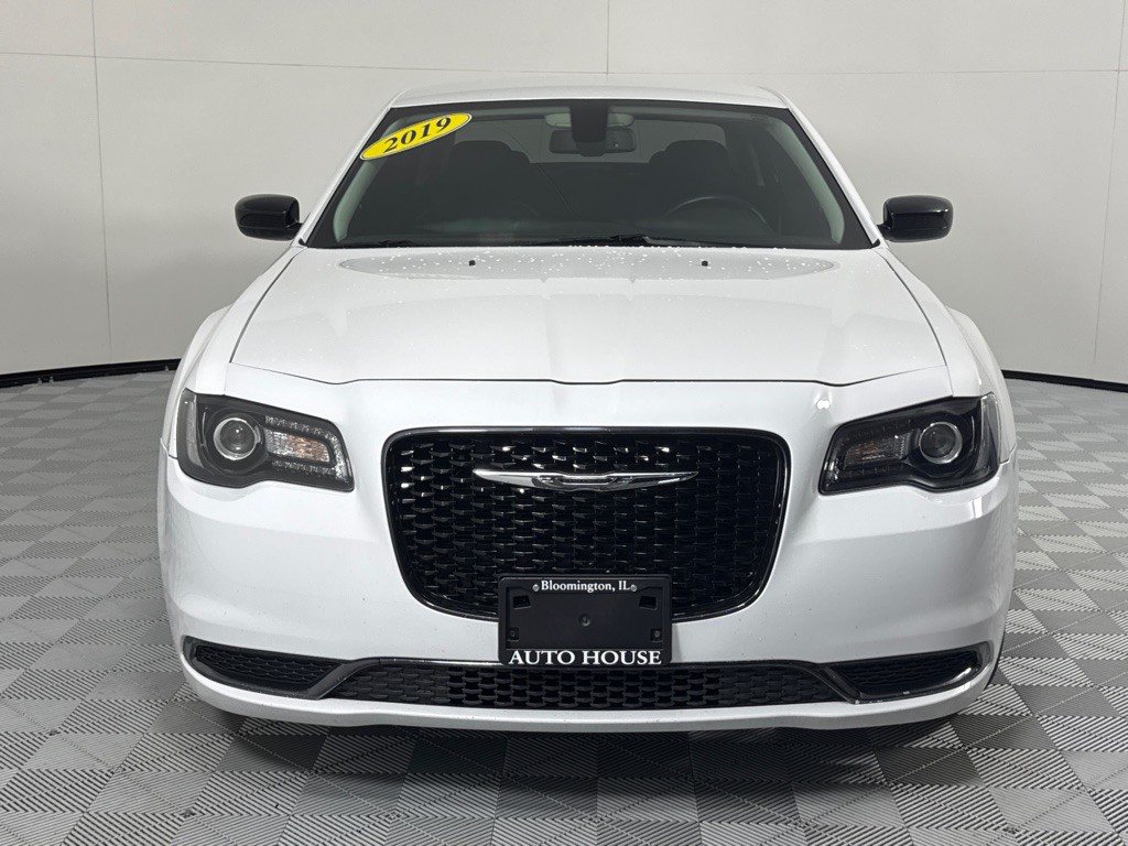 2019 Chrysler 300 Image 7