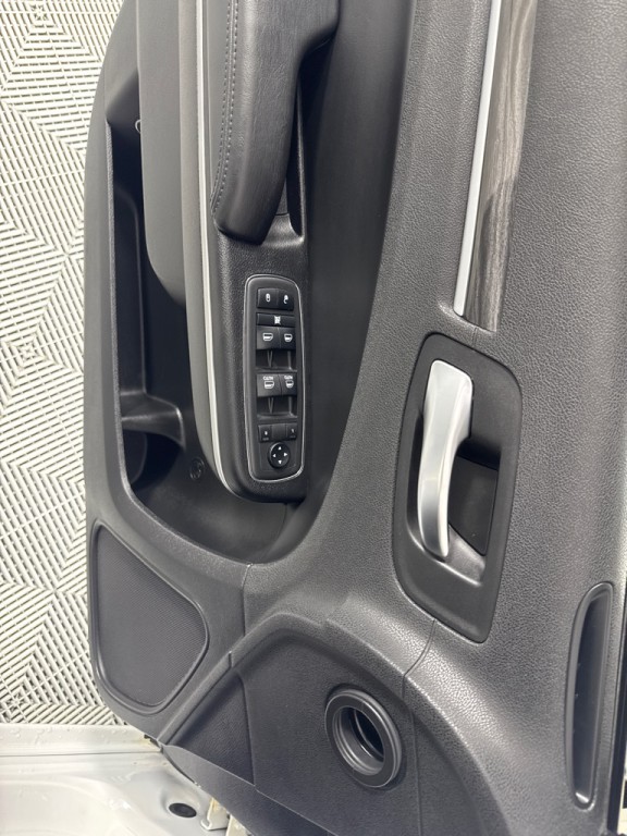 2019 Chrysler 300 Image 8