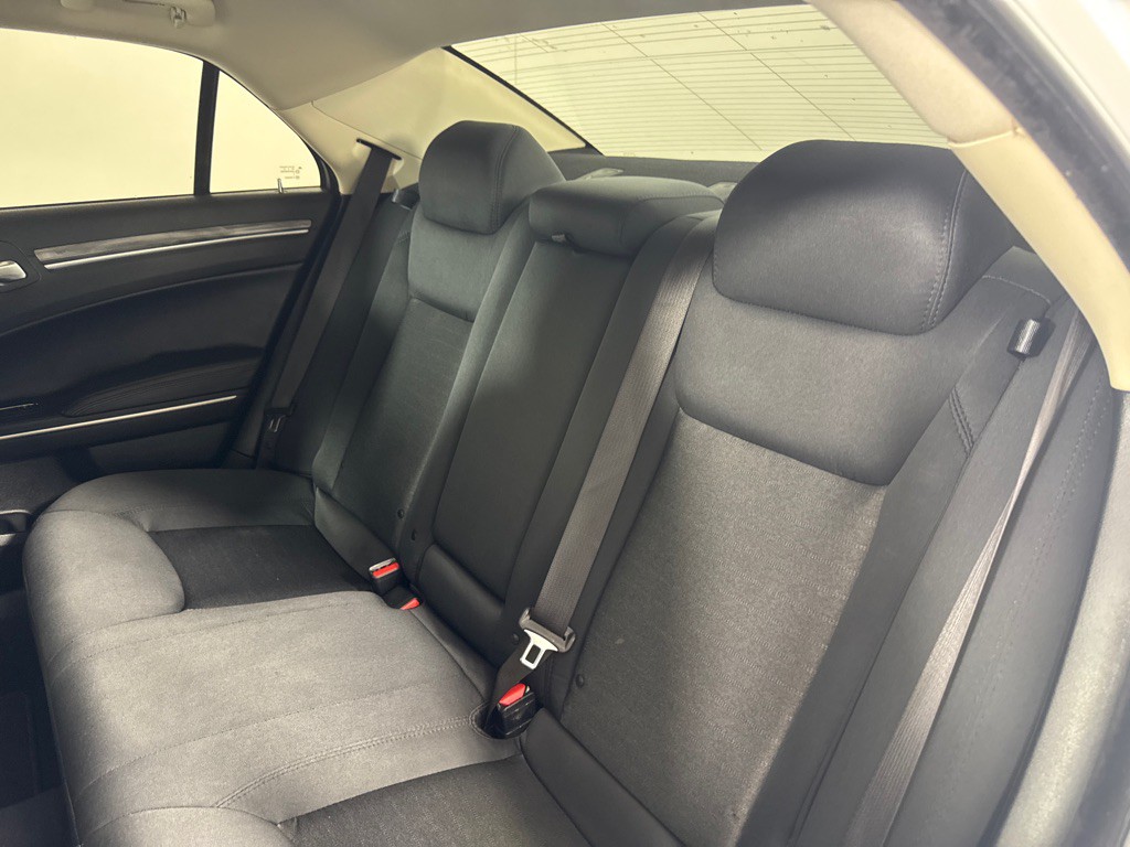 2019 Chrysler 300 Image 17