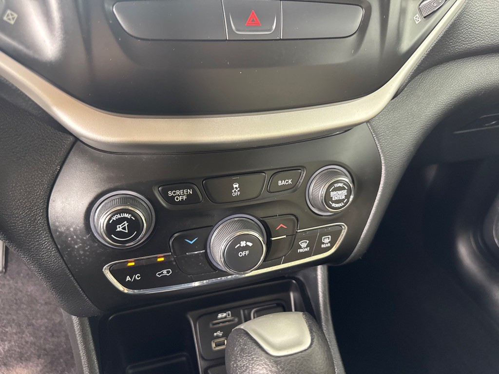2016 Jeep Cherokee Image 17
