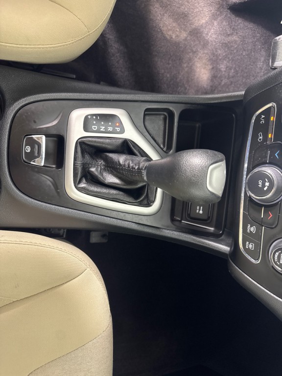 2016 Jeep Cherokee Image 18
