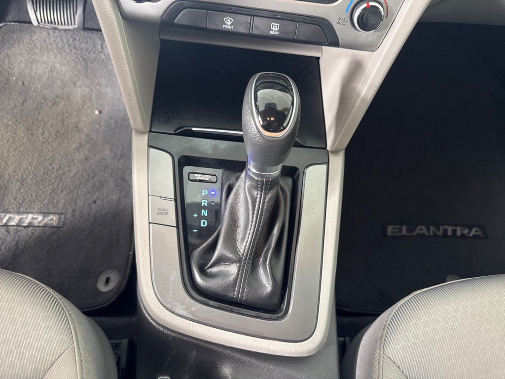 2017 Hyundai Elantra Image 18