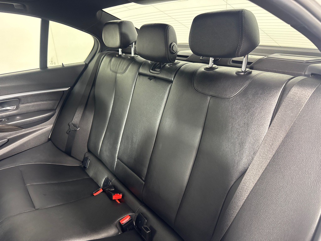 2016 BMW 3 Series Image 21
