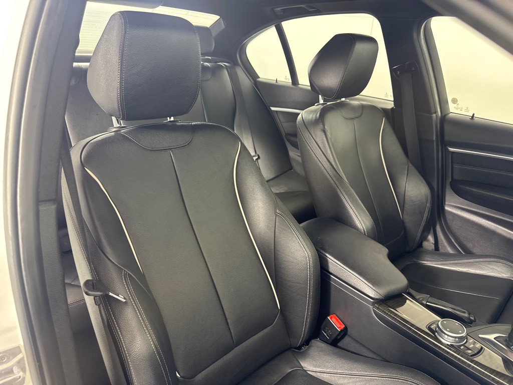 2016 BMW 3 Series Image 25