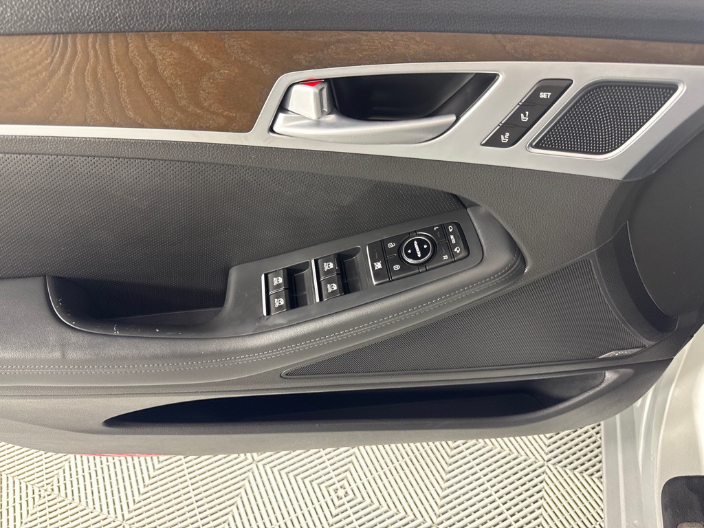 2015 Hyundai Genesis Image 13