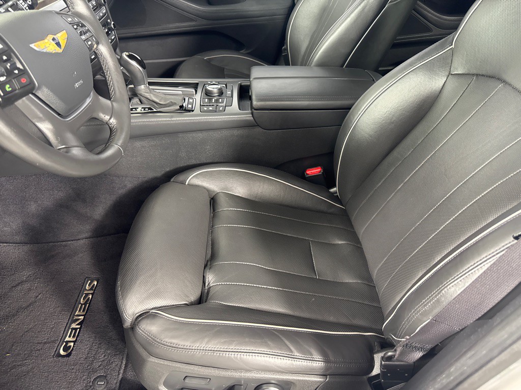 2015 Hyundai Genesis Image 14