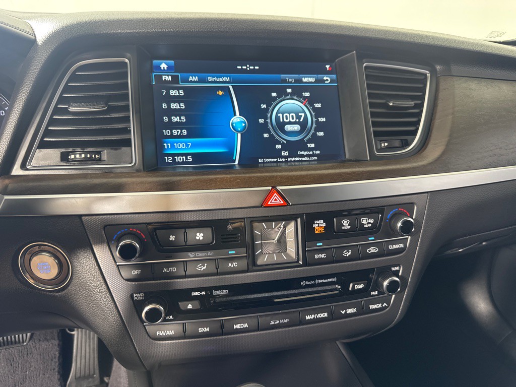 2015 Hyundai Genesis Image 18