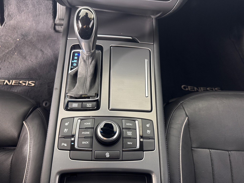 2015 Hyundai Genesis Image 20