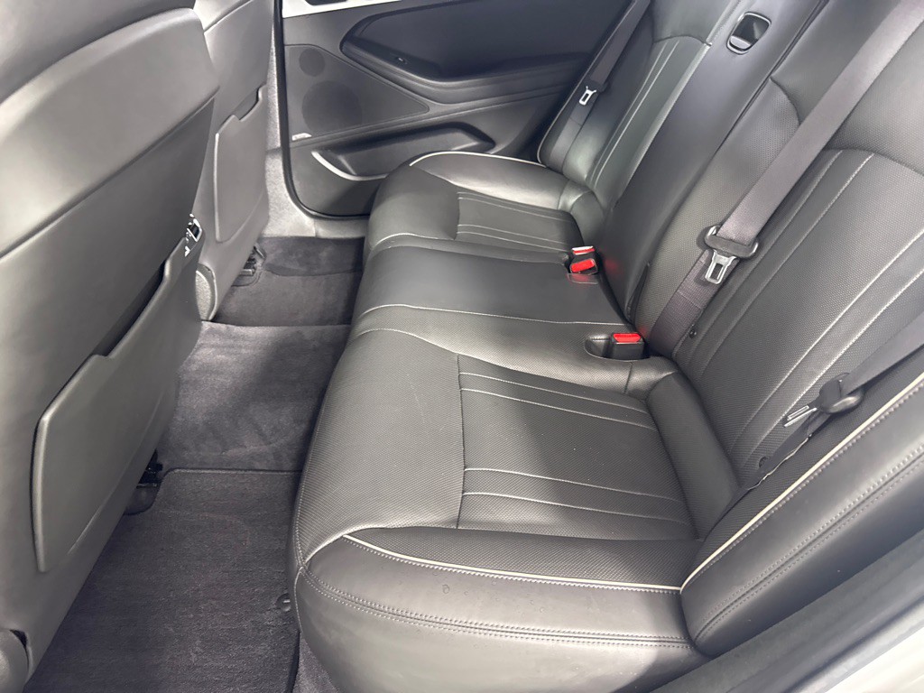 2015 Hyundai Genesis Image 21