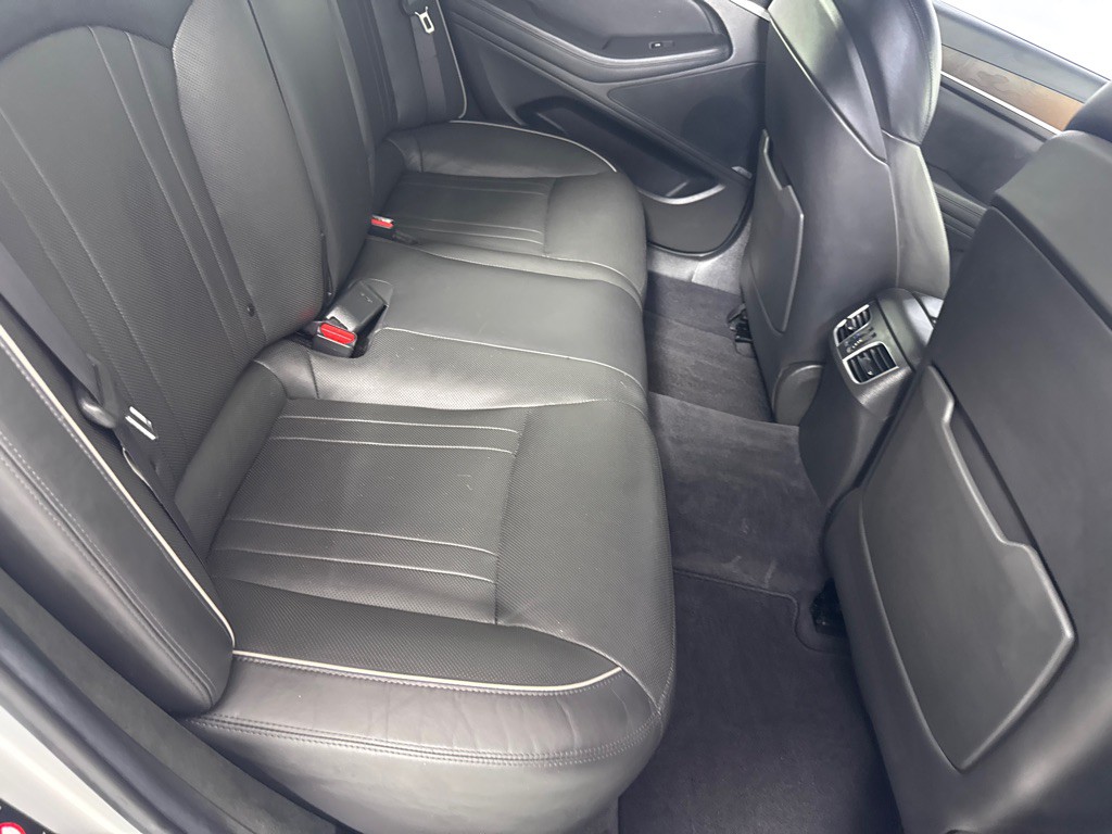 2015 Hyundai Genesis Image 23