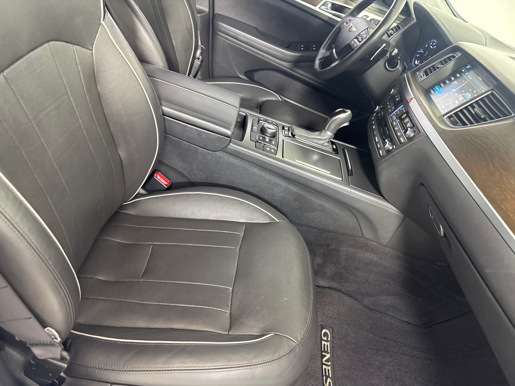 2015 Hyundai Genesis Image 25
