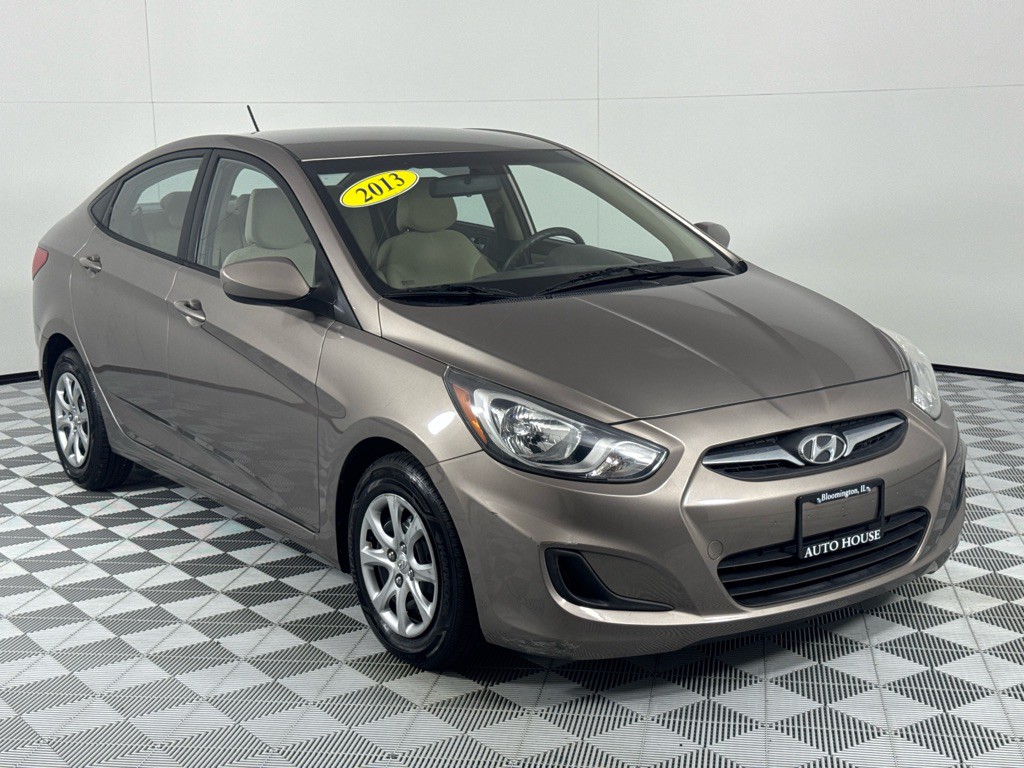 2013 Hyundai Accent Image 3