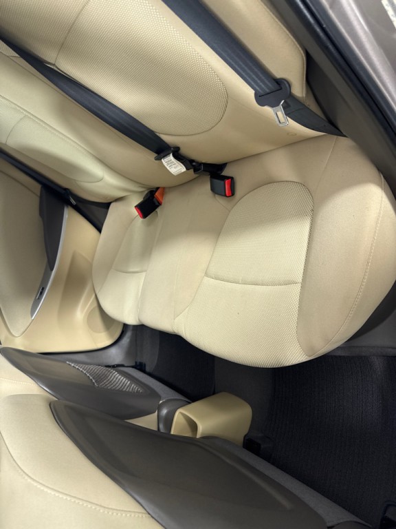 2013 Hyundai Accent Image 15
