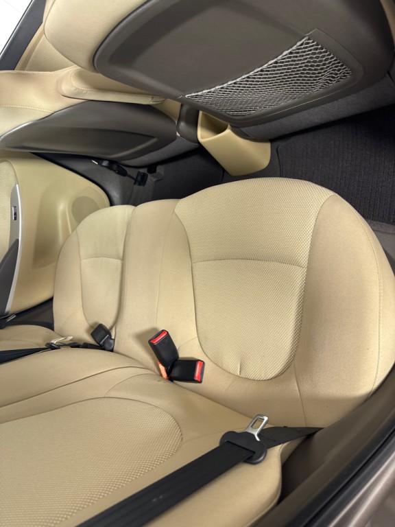 2013 Hyundai Accent Image 17