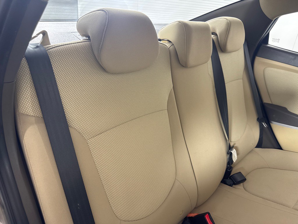 2013 Hyundai Accent Image 18