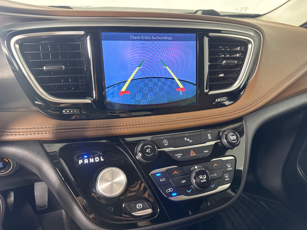 2017 Chrysler Pacifica Image 18