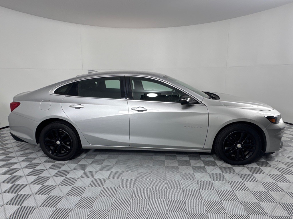 2017 Chevrolet Malibu Image 4