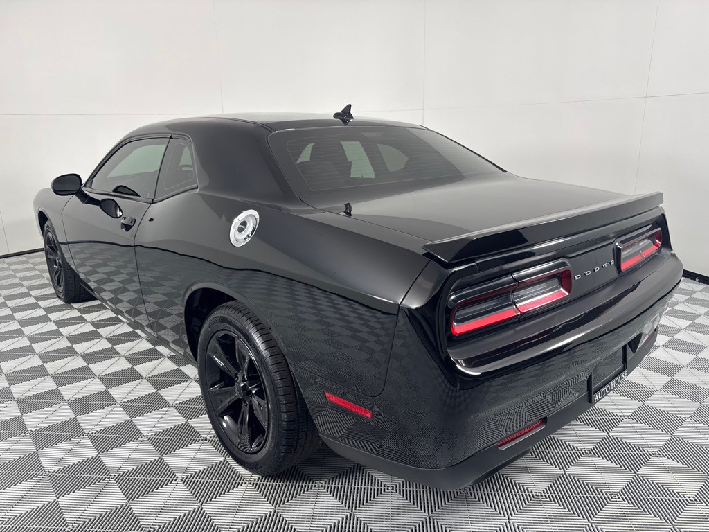 2016 Dodge Challenger Image 8