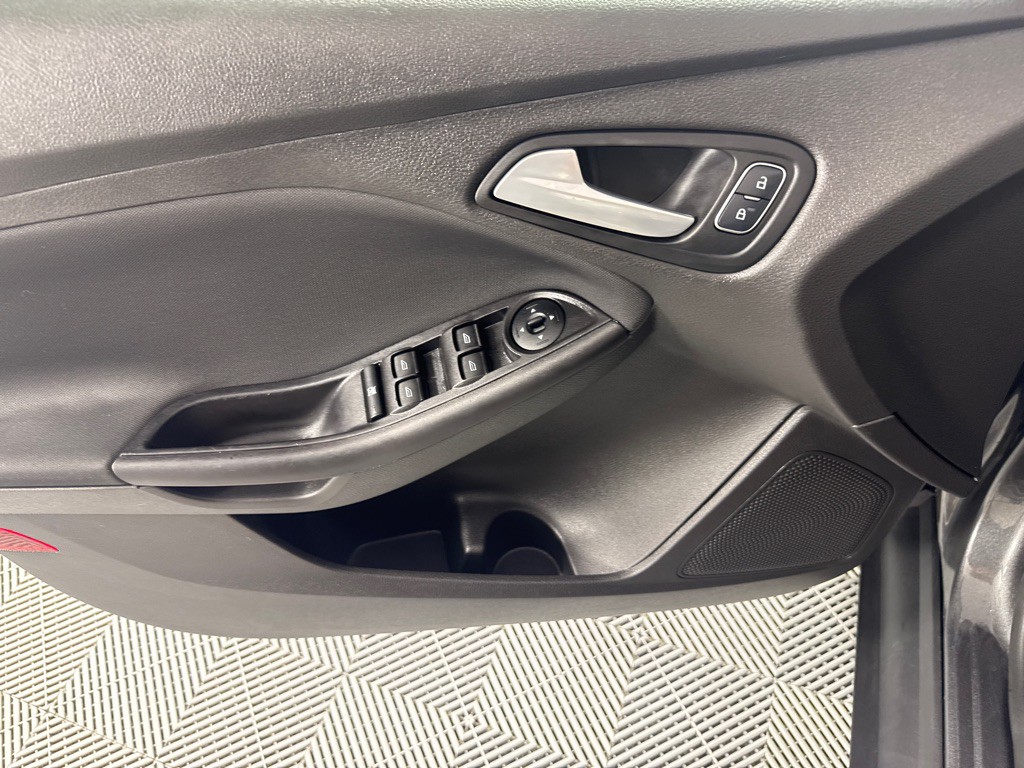 2017 Ford Focus Image 12