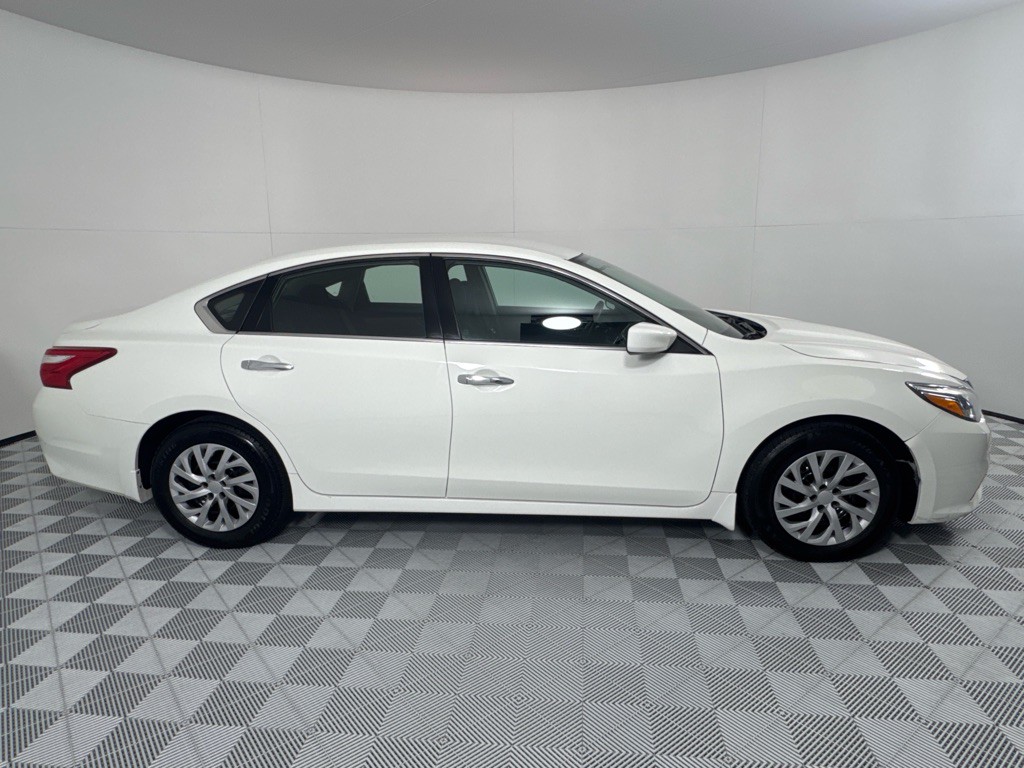 2017 Nissan Altima Image 4
