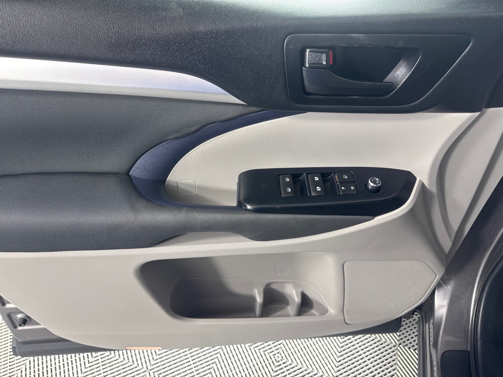 2017 Toyota Highlander Image 11