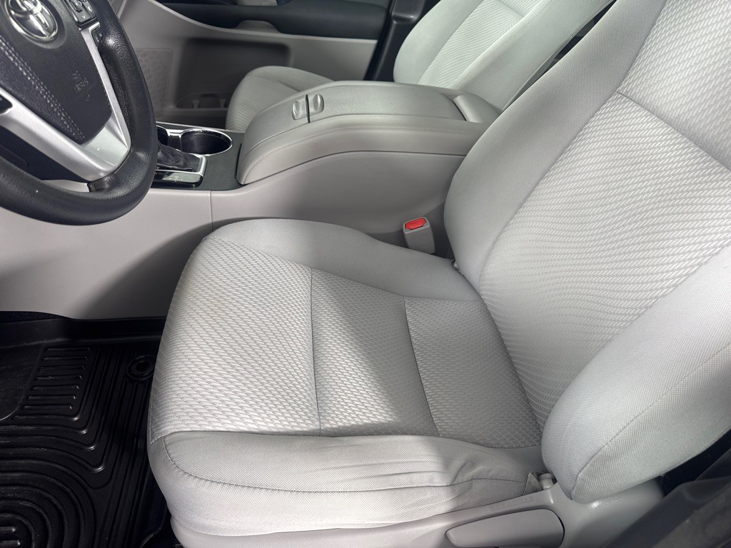 2017 Toyota Highlander Image 12