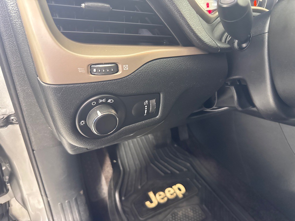 2016 Jeep Cherokee Image 9