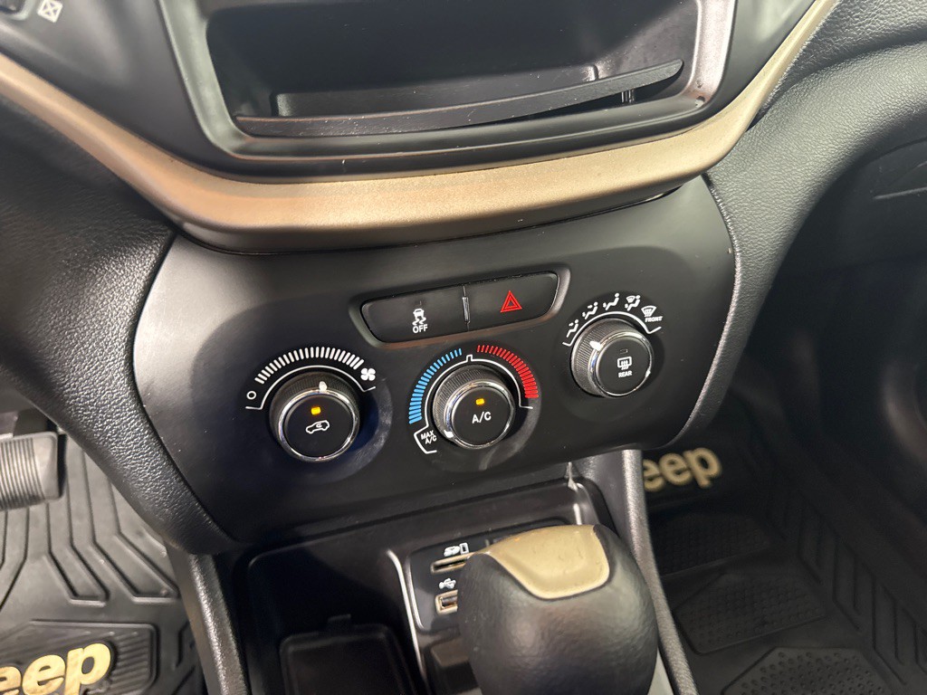 2016 Jeep Cherokee Image 12