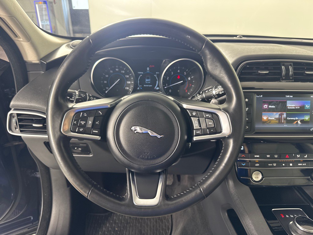 2018 Jaguar F-PACE Image 17