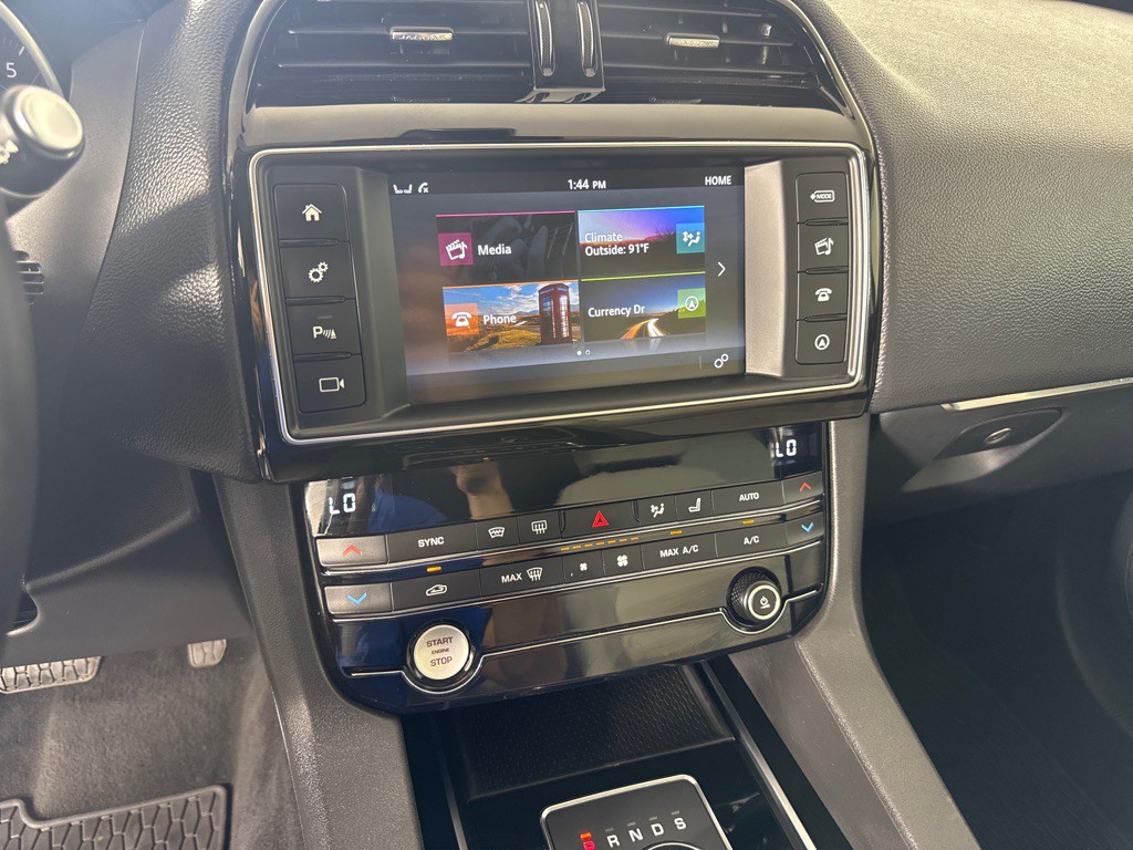 2018 Jaguar F-PACE Image 18