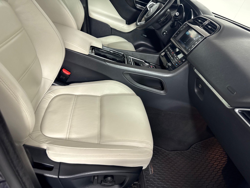 2018 Jaguar F-PACE Image 27