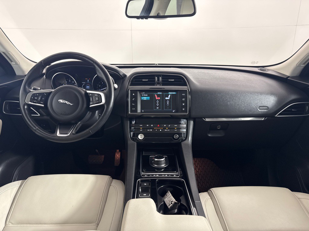 2018 Jaguar F-PACE Image 29